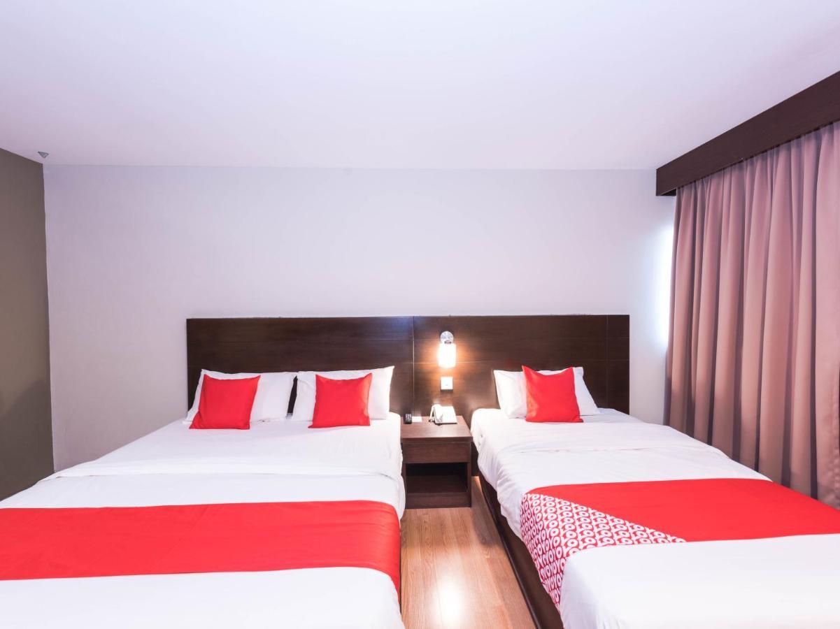 Oyo 89421 Pp Island Hotel Джордж Таун Екстериор снимка